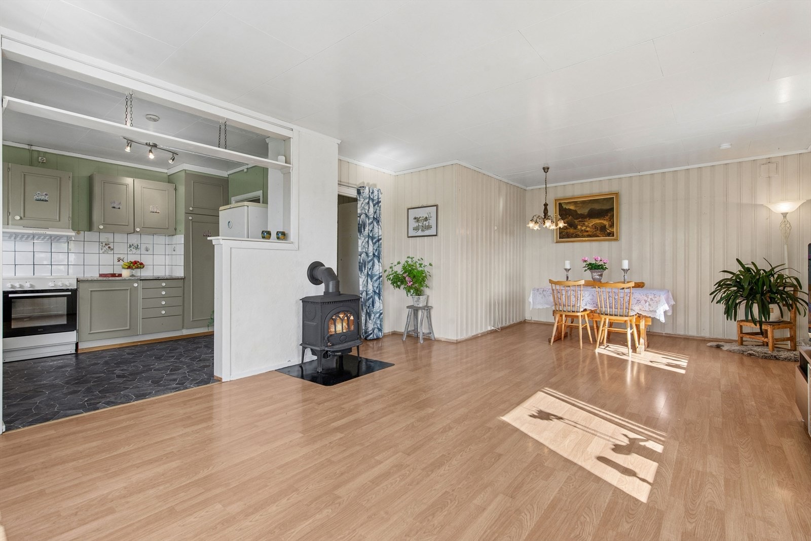 Den romslige stuen gir god plass til både sofagruppe og spisebord. Galleribilde