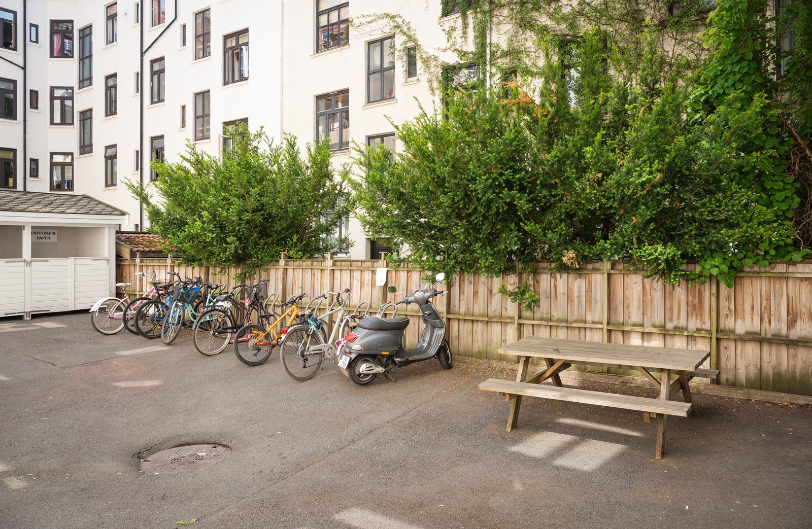 Bakgård med utegruppe og flott plass til sykler og barnevogner Galleribilde