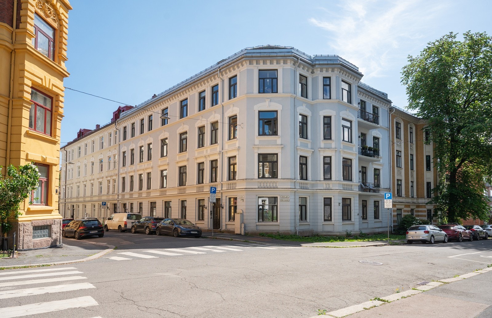 Rolig og skjermet på hyggelige Skillebekk, i klassisk bygård blant andre vakre bygårder. Kort gangavstand til Frognerkilen, Kongen Marina, Aker Brygge/ Tjuvholmen og pulserende Solli plass. Veldrevet sameie. Fasaden ble utbedret/oppdatert høst 2025. Galleribilde