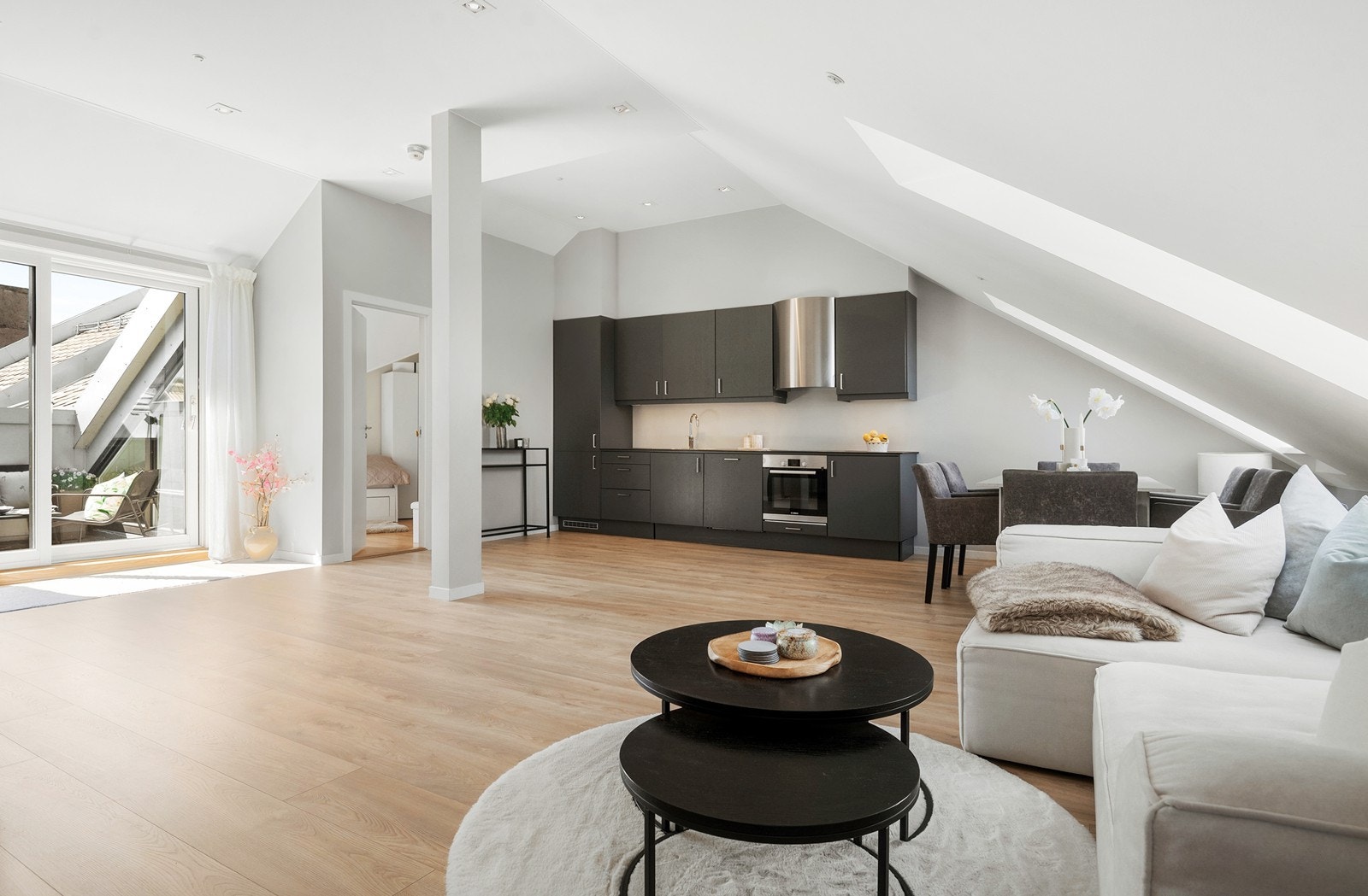Rommelig hovedplan med stor stueplass og tidsmessige kjøkken i åpent design. Brede nyere eikelaminatgulv, glatte vegger og himlinger med spotter i himling. Lys fra 2 sider gir god lysinngang. Galleribilde