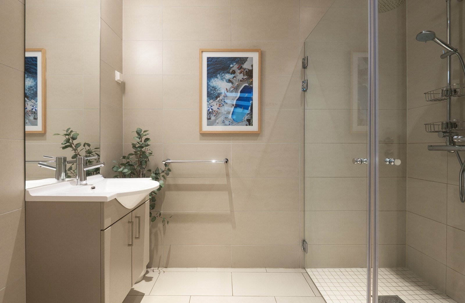 Nyere og tidsriktig helfliset bad/wc. Innfellbare glassdører til dusjsonen. Galleribilde