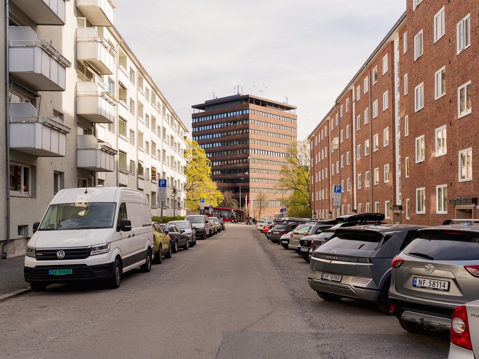 Området er et av få i sentrum med god plass mellom byggene, store grøntområder og gode parkeringsmuligheter! Galleribilde