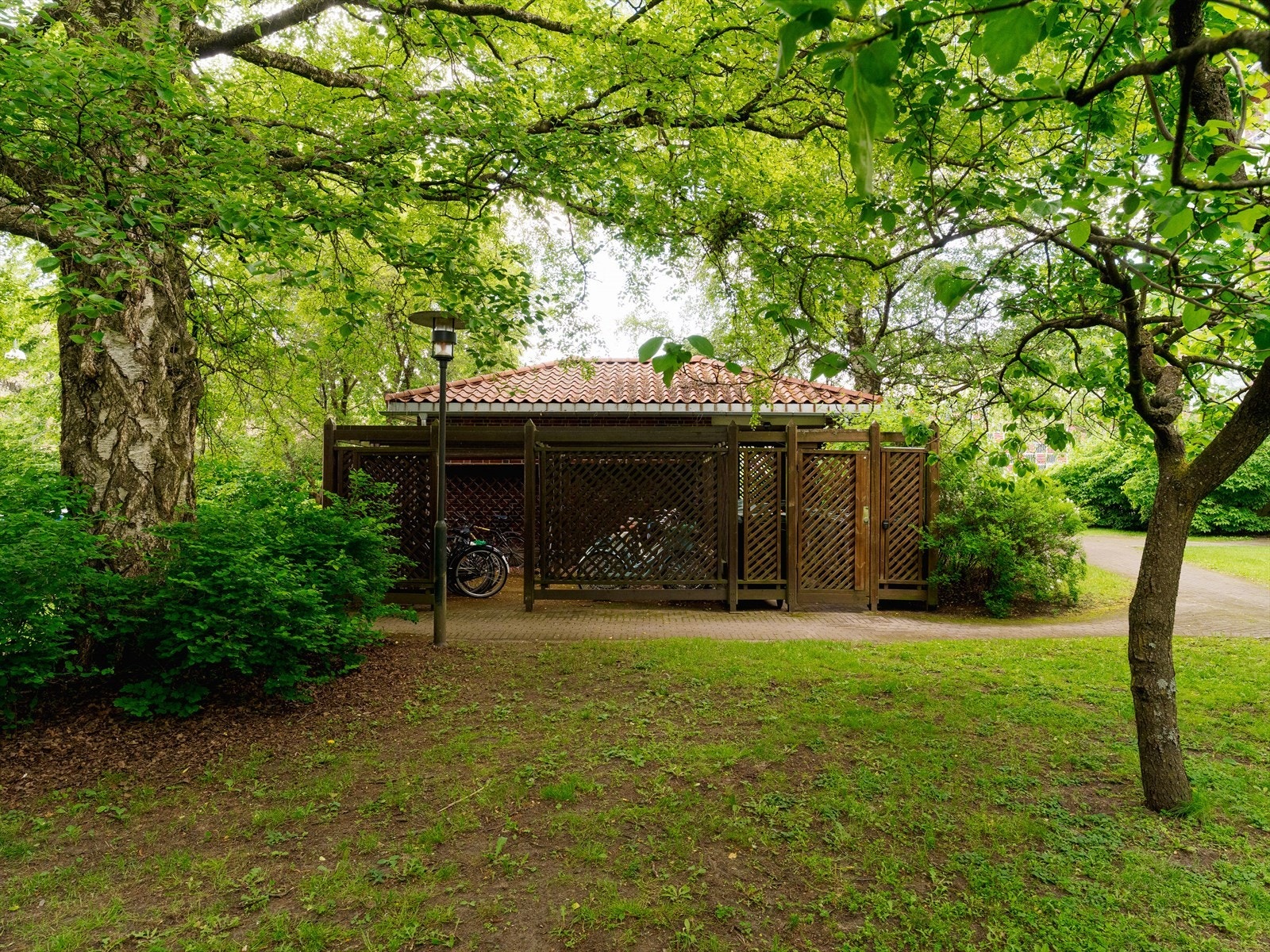 Et pent opparbeidet sykkel- og avfallsskur sørger for et ryddig uteområde. Galleribilde