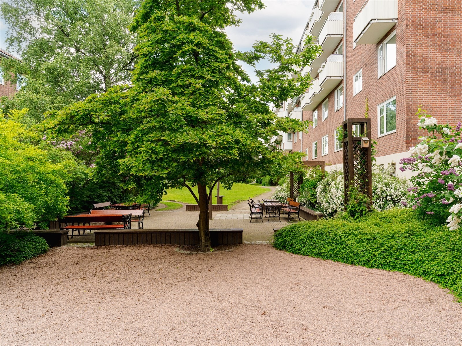 Kombinasjonen av rolige og grønne omgivelser i et samtidig sentralt bomiljø gjør dette til et meget attraktivt sted å bo. Galleribilde