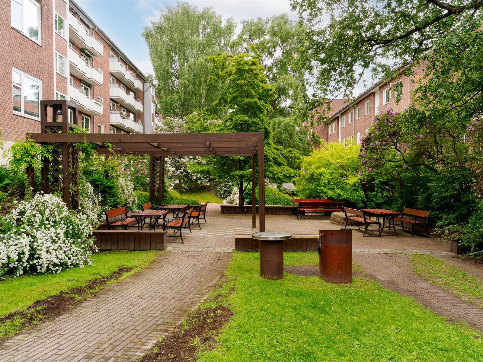 Hvert år arrangeres en årlig sommerfest, med mat og drikke, quiz og live-band i et telt ute i hagen. På sommerhalvåret er dette et svært hyggelig sted å oppholde seg på. Beboerene har tilgang til sitteplasser og felles grillområde. Galleribilde