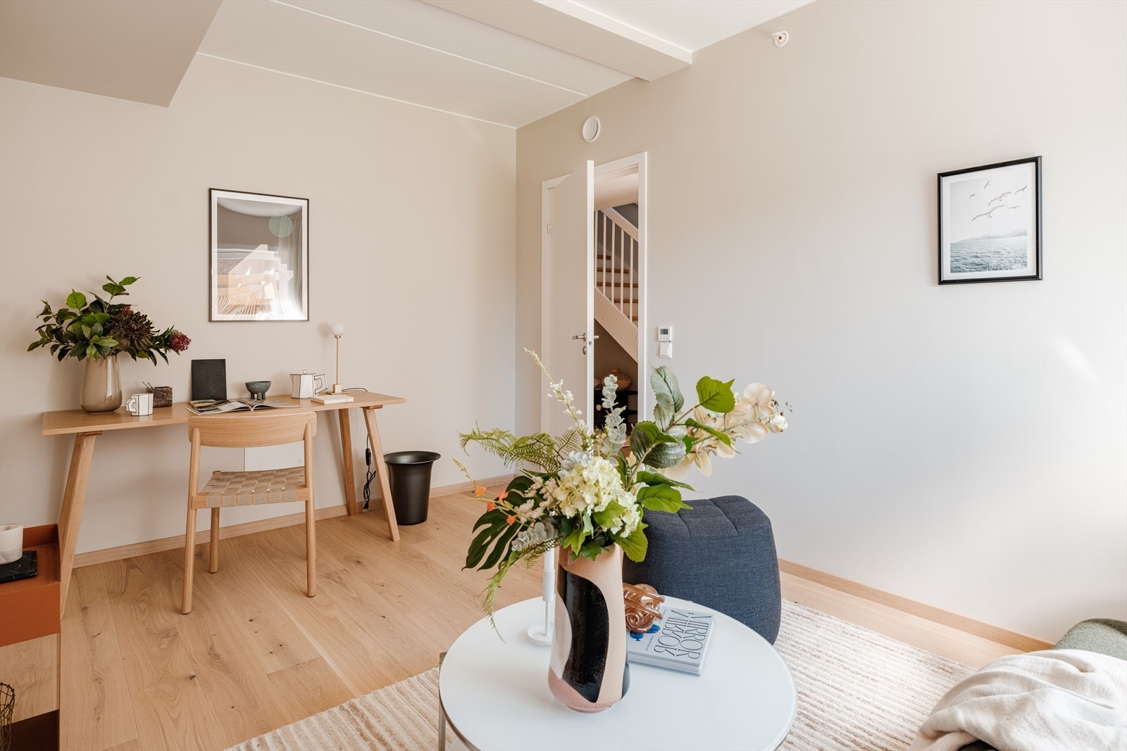 God plass til sittegruppe/seng og skrivebord/mediemøblement. Galleribilde