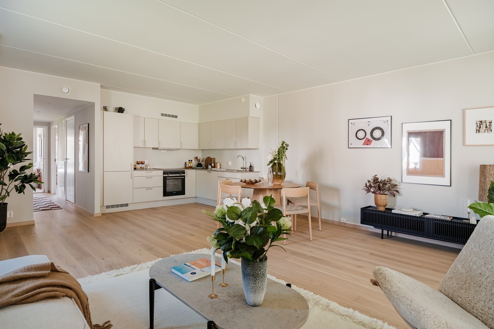 Det er vannbåren gulvvarme i alle rom unntatt bod, og balanser ventilasjon på kjøkken og bad. Galleribilde