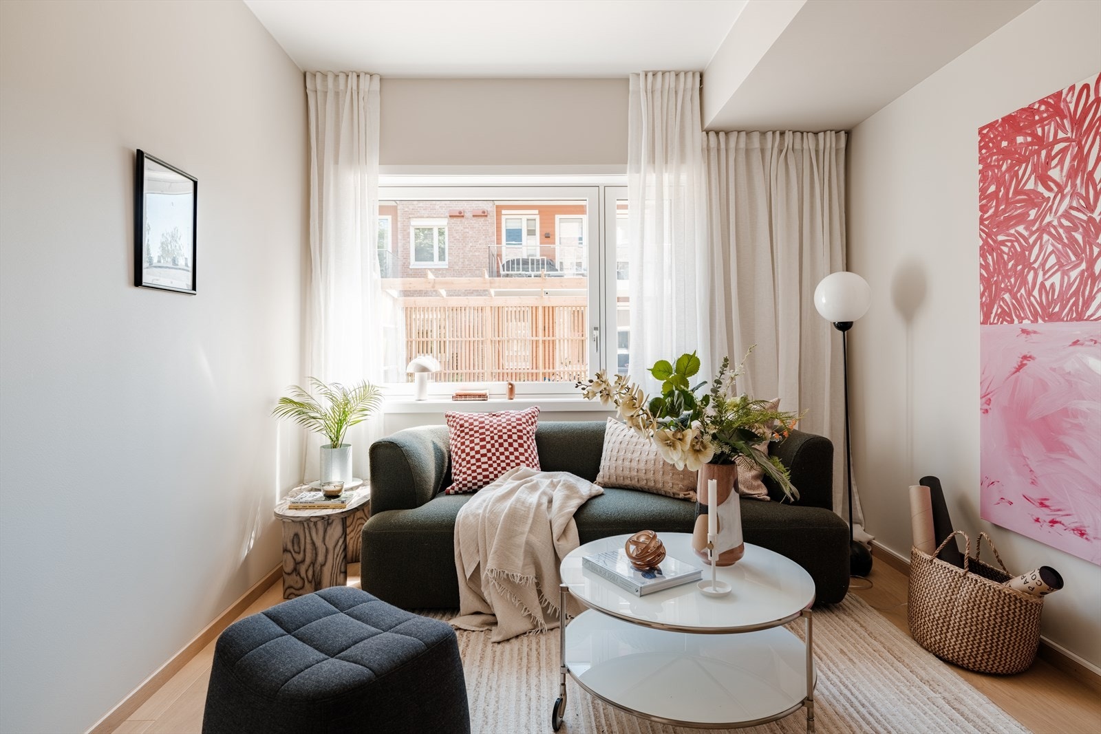 Rommet er lyst og fint med store vindusflater. Galleribilde