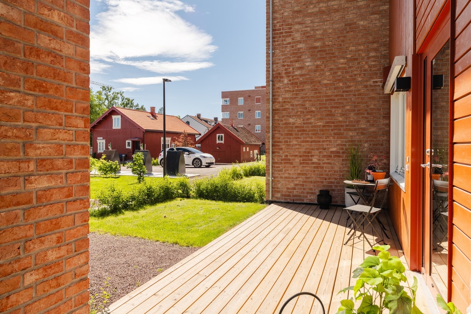 Privat plen foran terrassen. Galleribilde