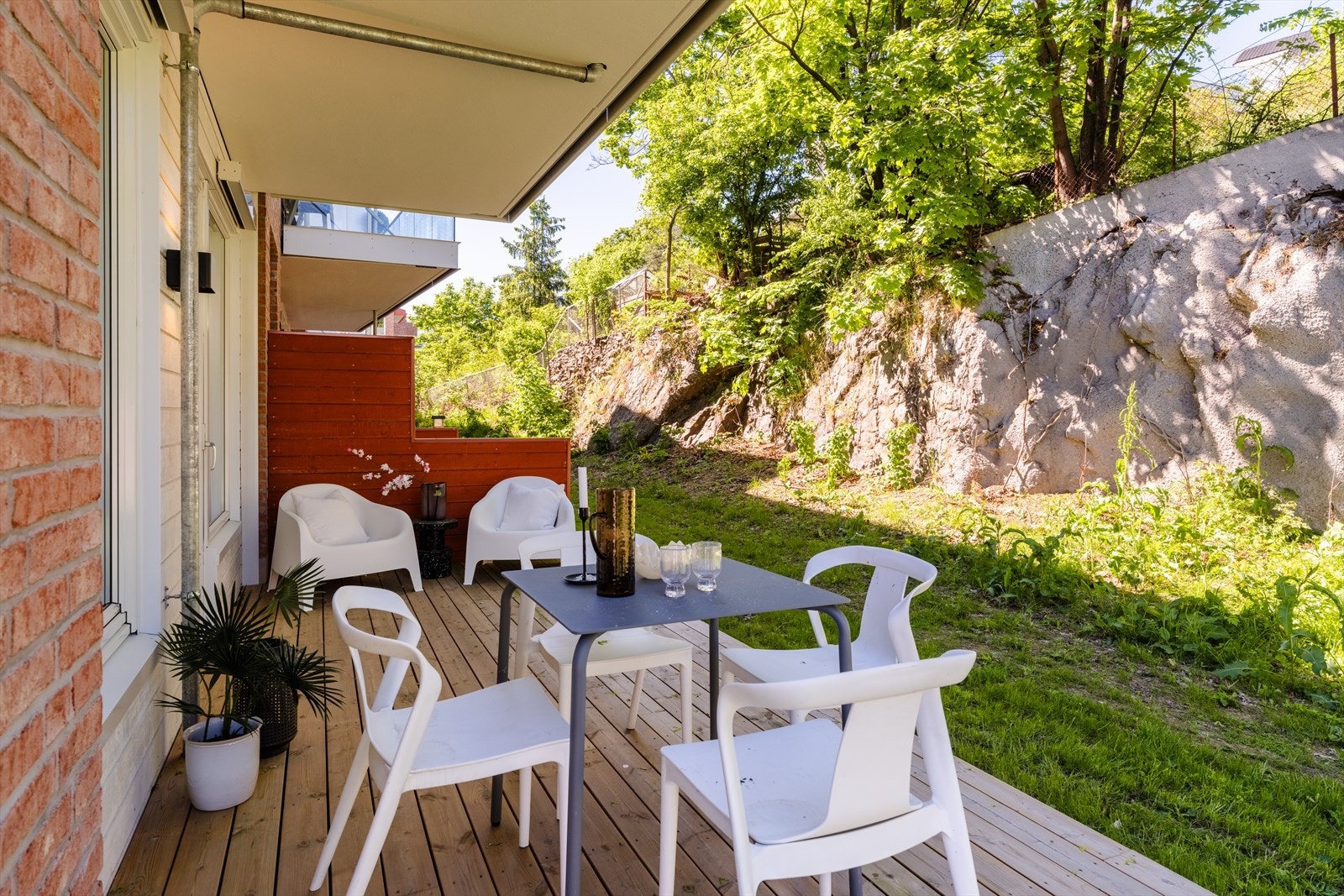 En hyggelig uteplass, skjermet på byggets bakside. Galleribilde