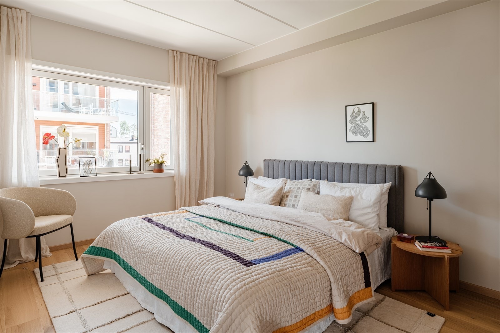 Stort og lyst hovedsoverom. Galleribilde