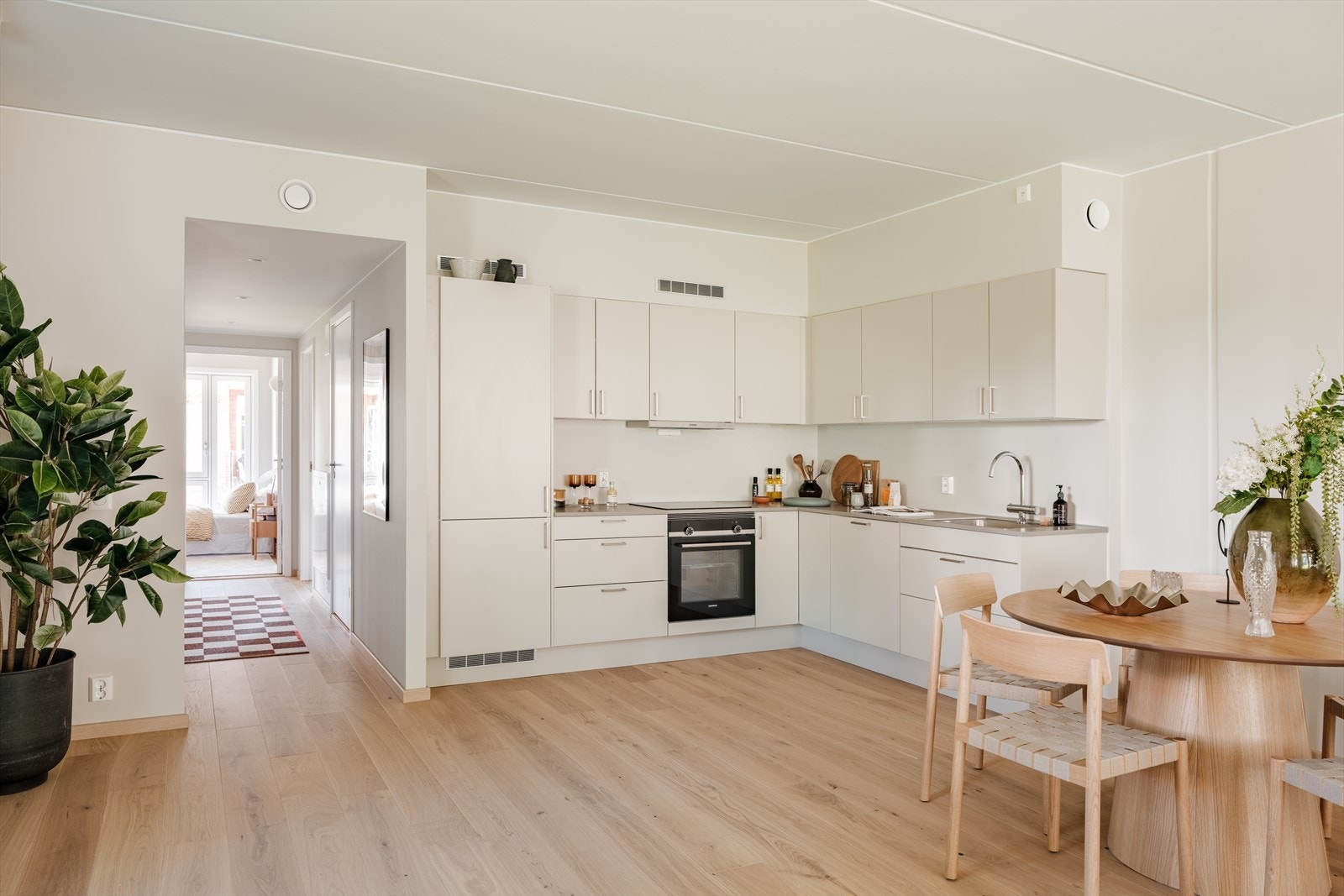 Det er kjøkkenventilator over kokesone med kullfilter. Avtrekksventil for balansert ventilasjon er plassert i rommet. Galleribilde