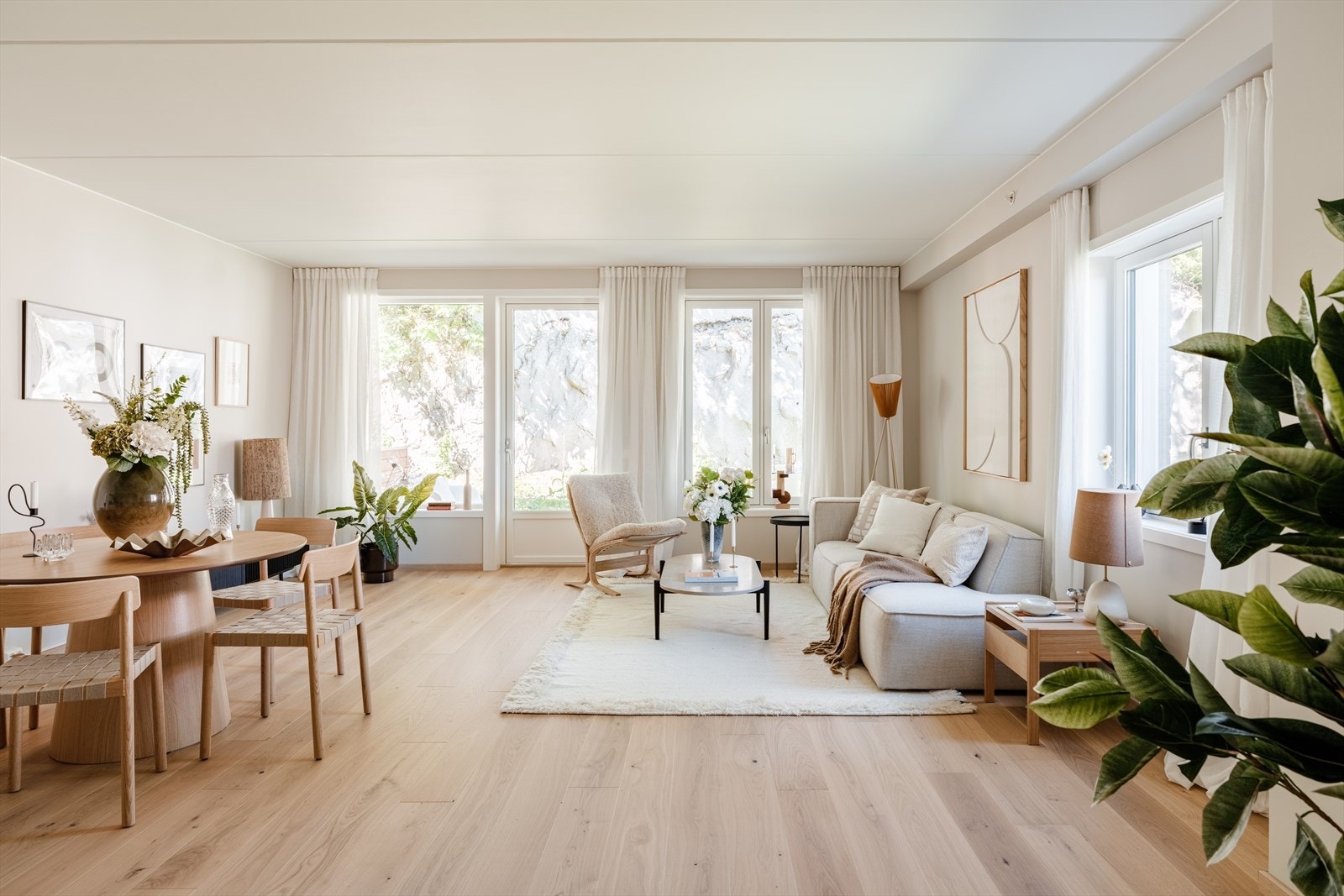 Fra stuen er det adkomst til en av boligens terrasser. Galleribilde