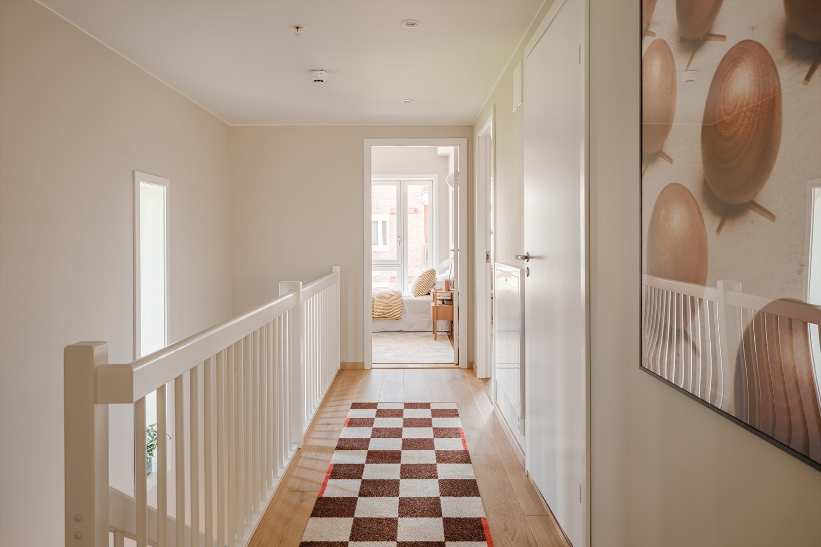 Gangen fører videre til to soverom og bad. Galleribilde