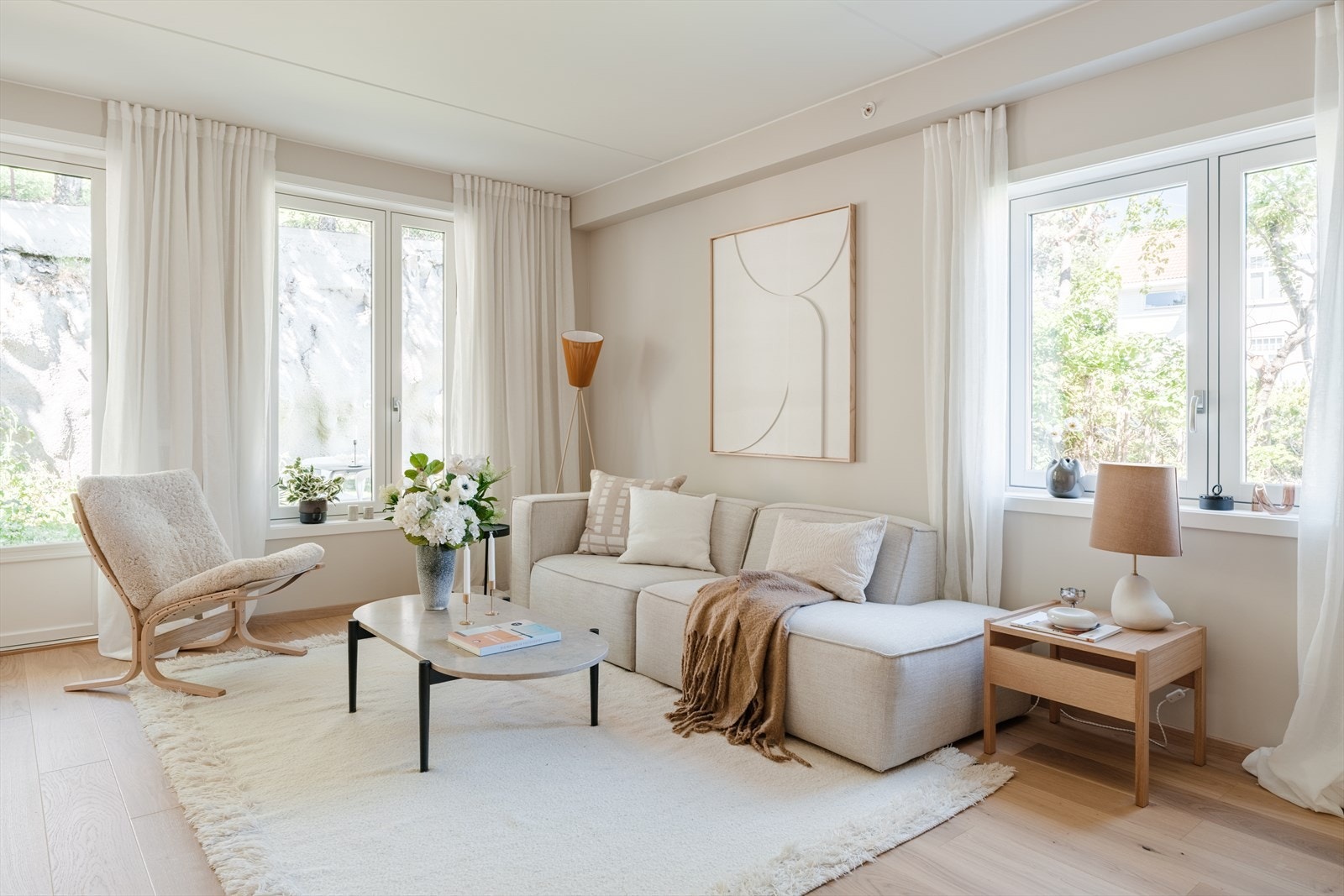 Stuen har god plass til en stor sittegruppe og mediemøblement. Galleribilde