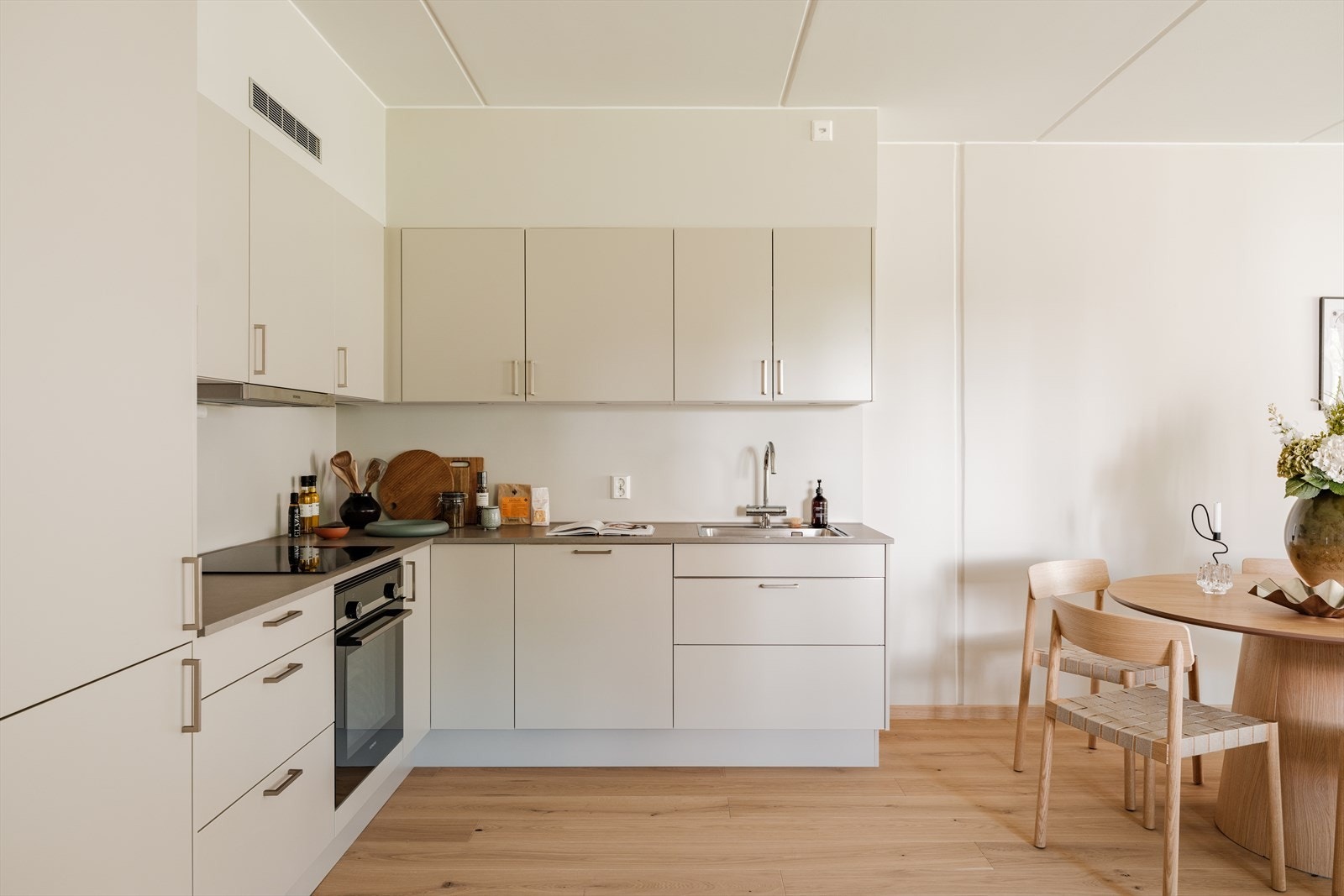 Gode arbeidsflater og rikelig med oppbevaringsplass i over- og underskap. Galleribilde