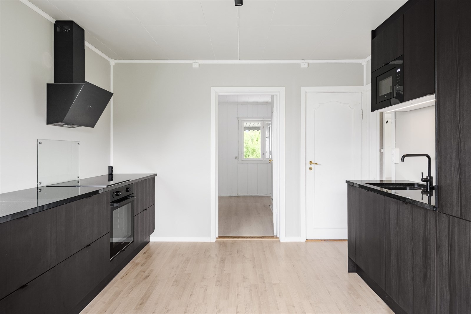 Det er kjøkkenventilator med avtrekk ut og det er montert komfyrvakt. Galleribilde