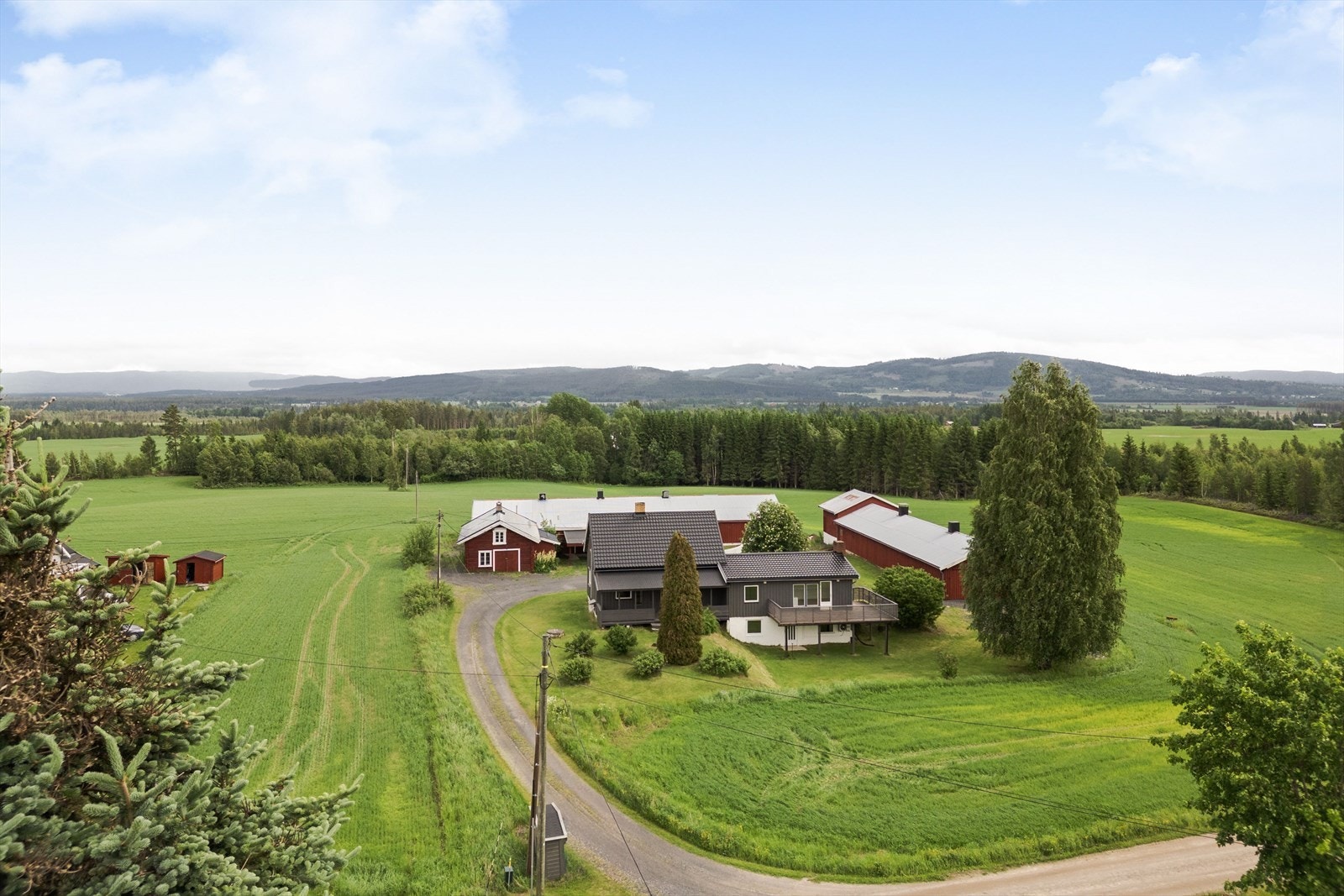 Eiet tomt på 3 520 kvm med gruset innkjøring og oppstillingsplass. Galleribilde
