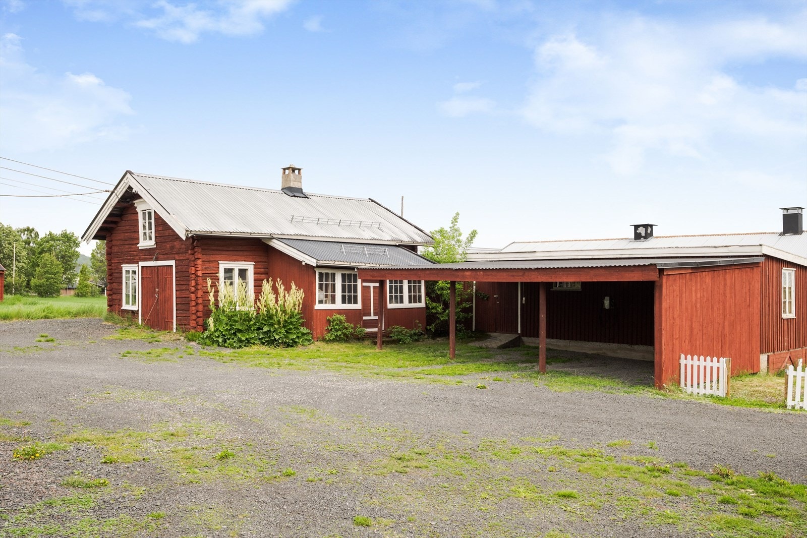 Eiendommen er også bebygd med lager/verksted med carport, lager med kjeller og lagerbygning med garasje. Galleribilde