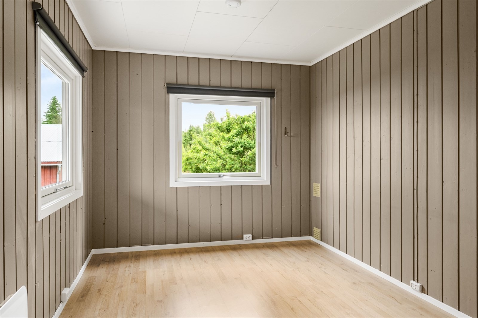 Soverom 2 i 1.etasje er av noe mindre størrelse, men fremdeles med god plass til dobbeltseng og garderobeskap. Galleribilde