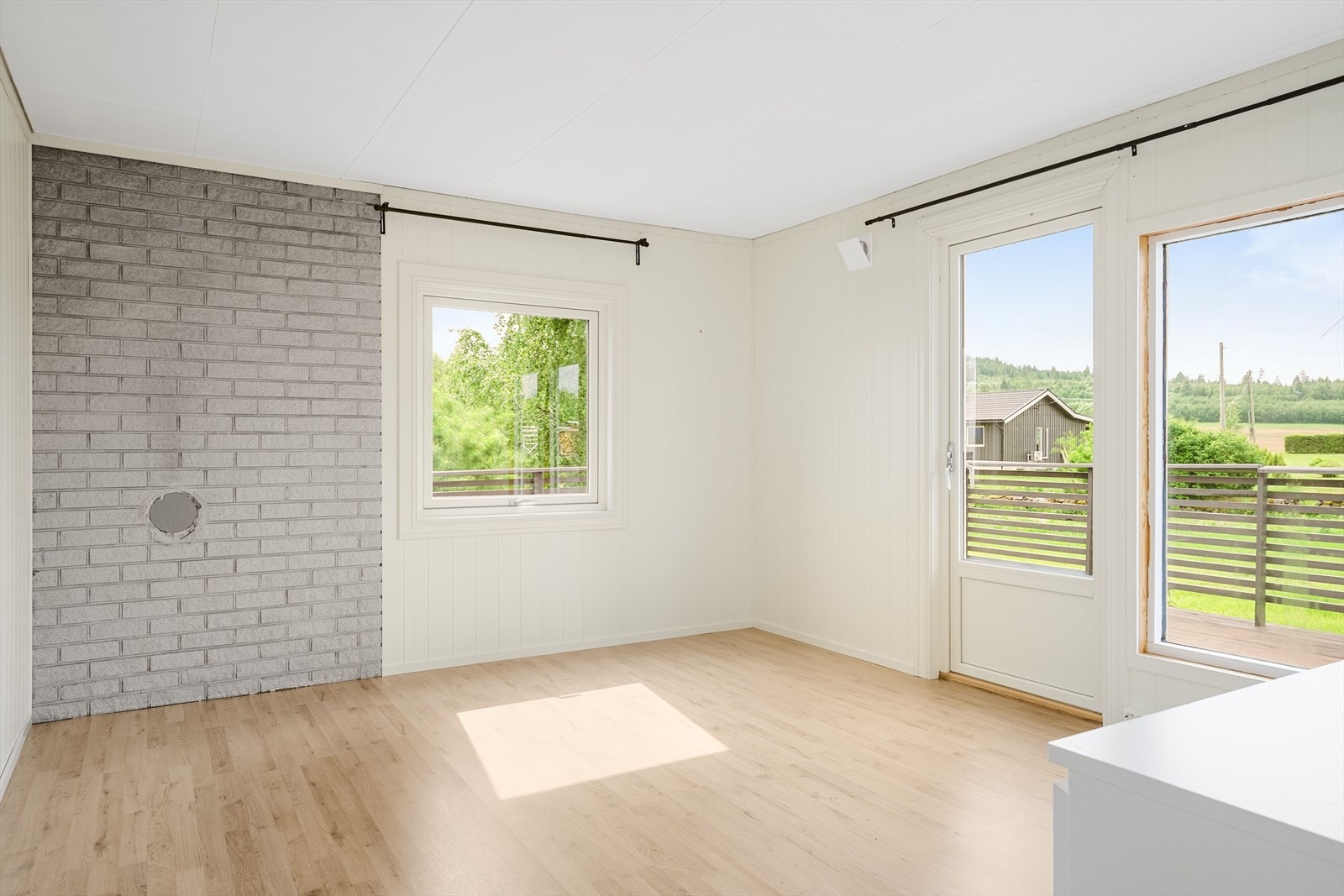 Stort hovedsoverom med utgang til solrik terrasse. Galleribilde