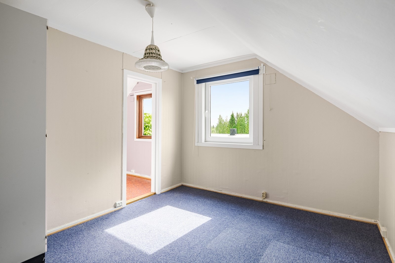 Soverom 2 i 2.etasje er av god størrelse, og kan fint også benyttes som kontor eller gjesterom. Galleribilde