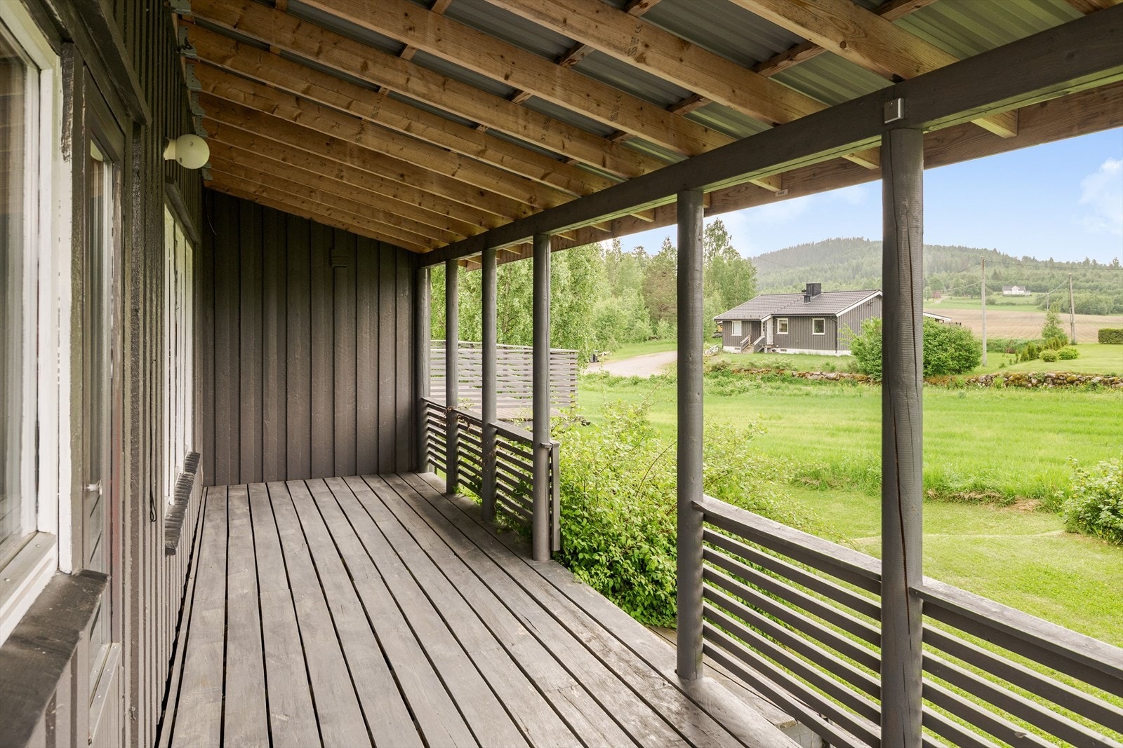 Overbygget terrasse med adkomst fra stue i 1.etasje. Galleribilde