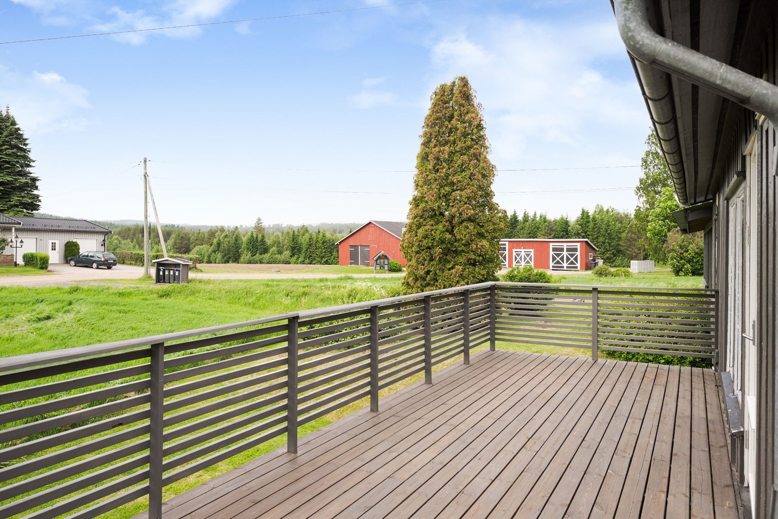 Boligen har flere terrasser, både åpne og overbygde. Her kan man sitte å nyte stillheten og det fine været. Galleribilde