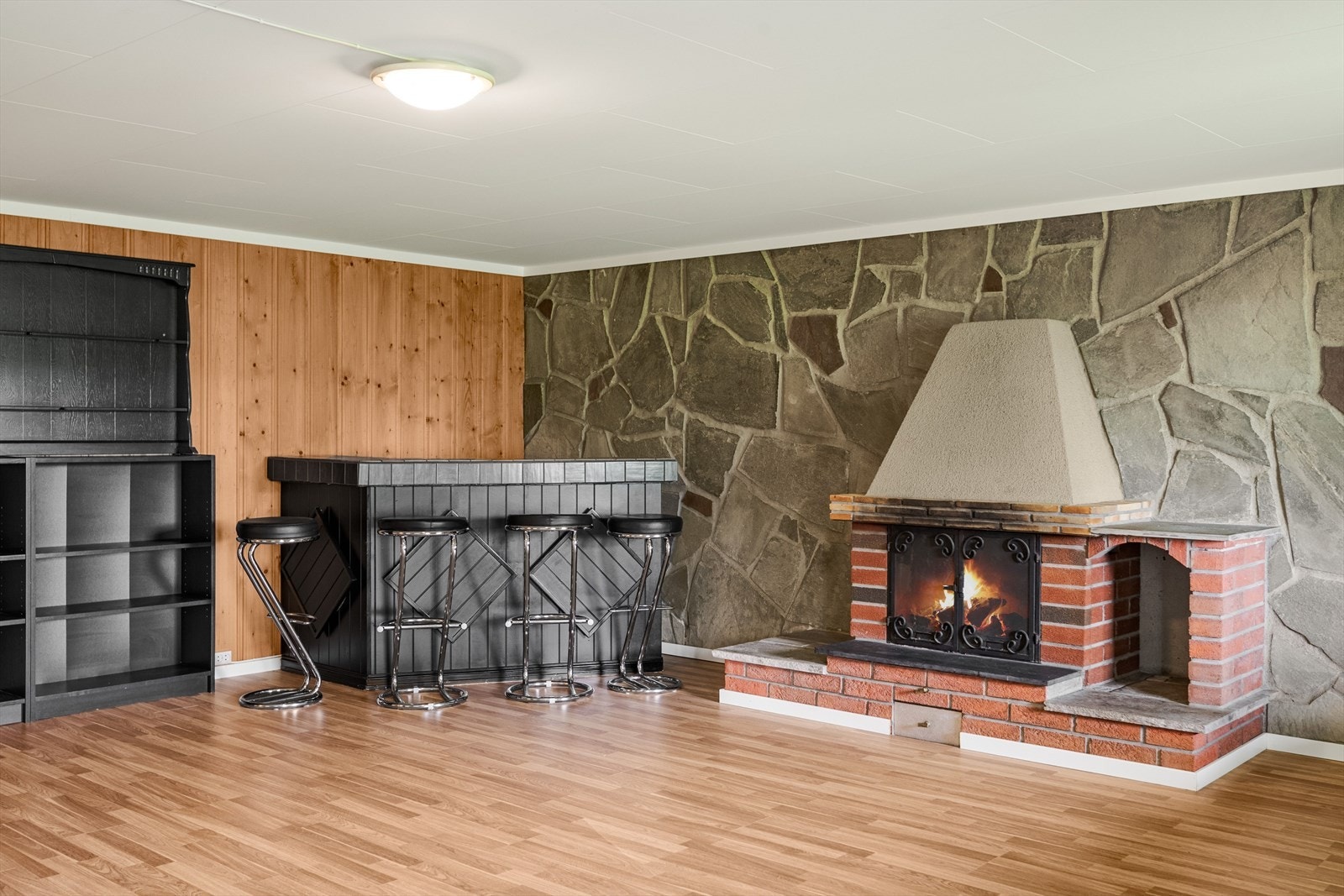 Stor kjellerstue med barløsning. Murt peis gir god varme på kalde dager. Galleribilde