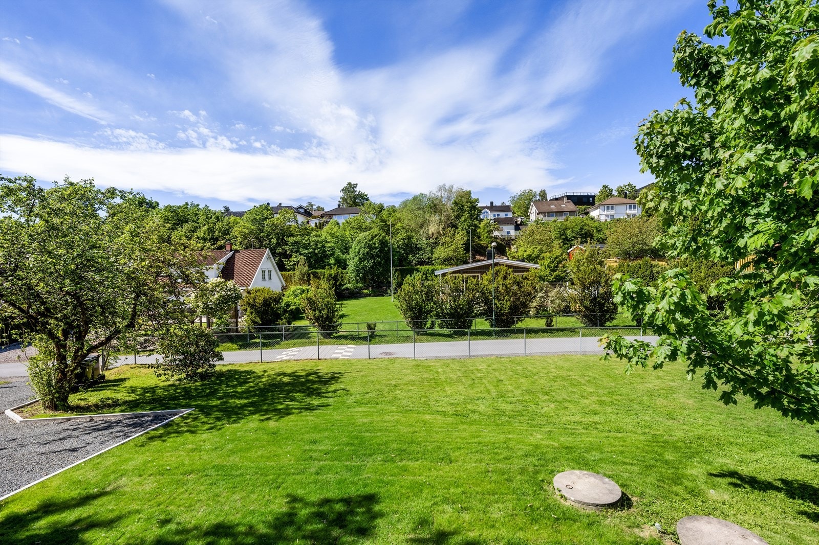 Stor hage med gode solforhold - rikelig med plass til lek og aktiviteter for store og små. Galleribilde