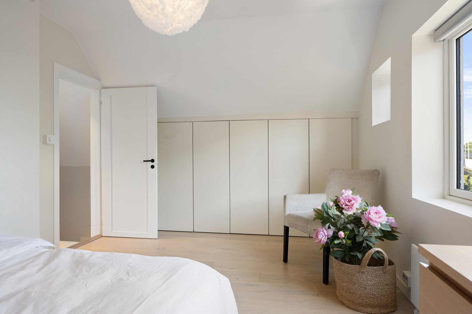 Plassbygd garderobeløsning med gode oppbevaringsmuligheter. Galleribilde