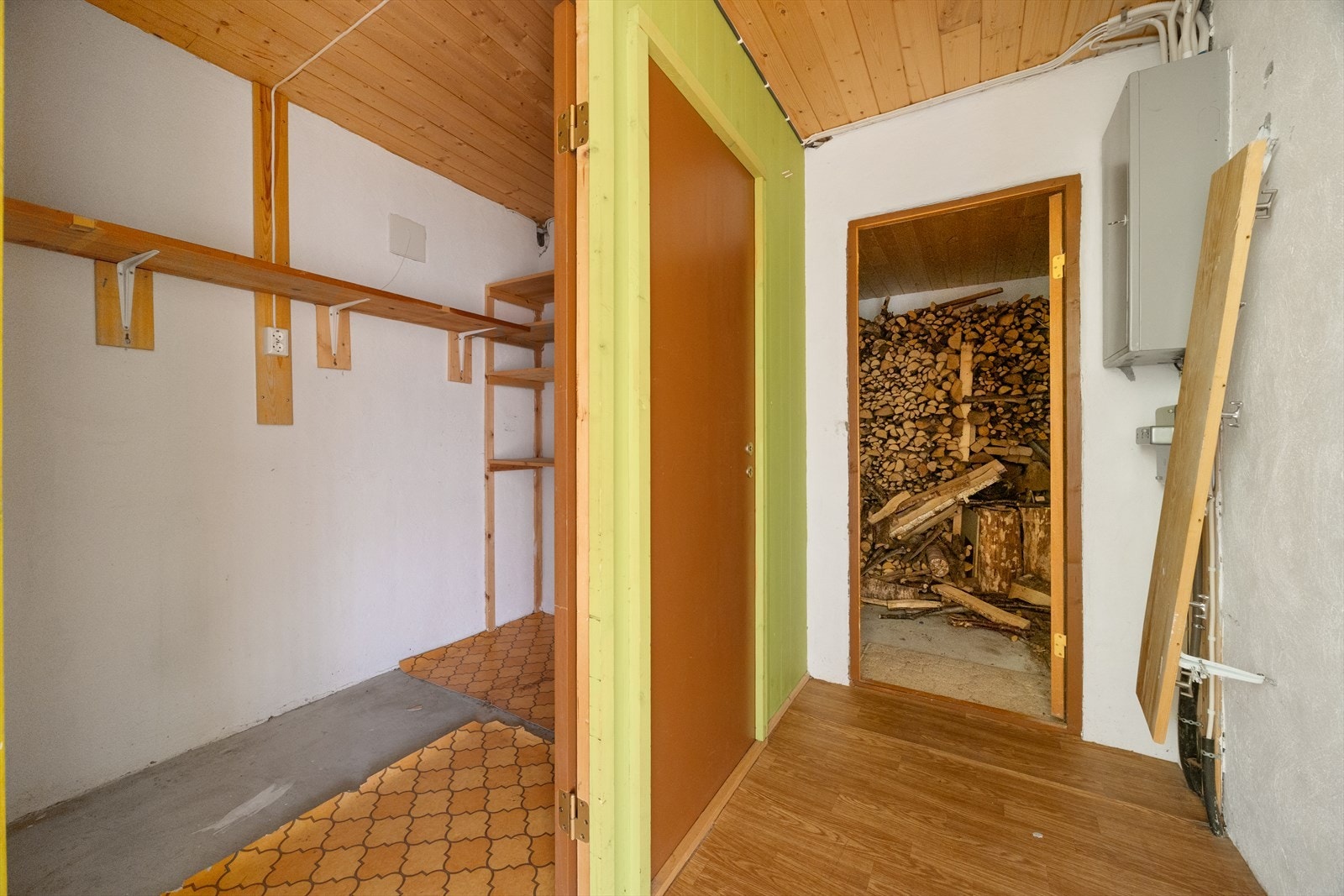Diverse boder - Veden i vedboden medfølger i salget. Galleribilde