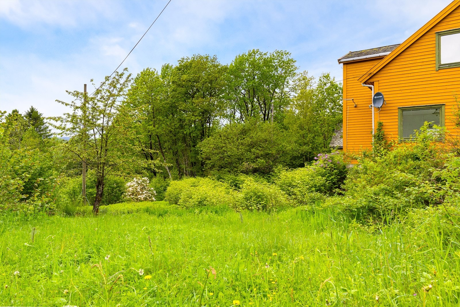 - Tomt på ca. 4 760,4 m². Forholdsvis stor tomt som har et relativt planert terreng. Tunet er opparbeidet med grus, og det er plass til flere biler på egen tomt. - Galleribilde