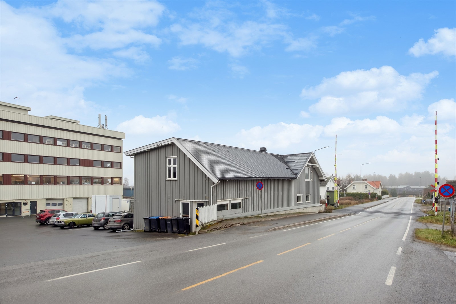 Parkering rett utenfor bebyggelsen. Galleribilde