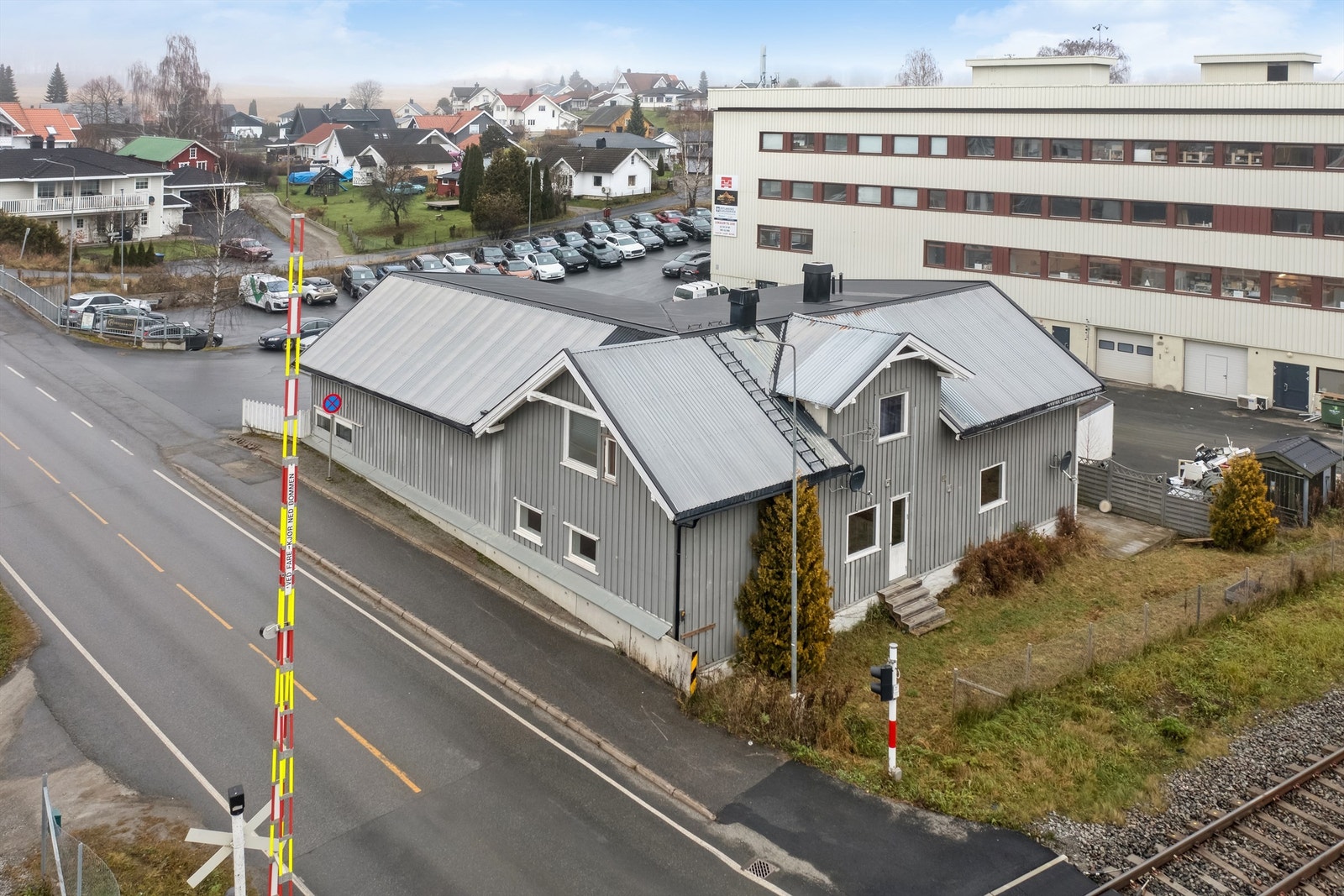 Det er to leiligheter i 1. etasje og to leiligheter i 2. etasje, samt lagerrom i begge etasjene. Galleribilde