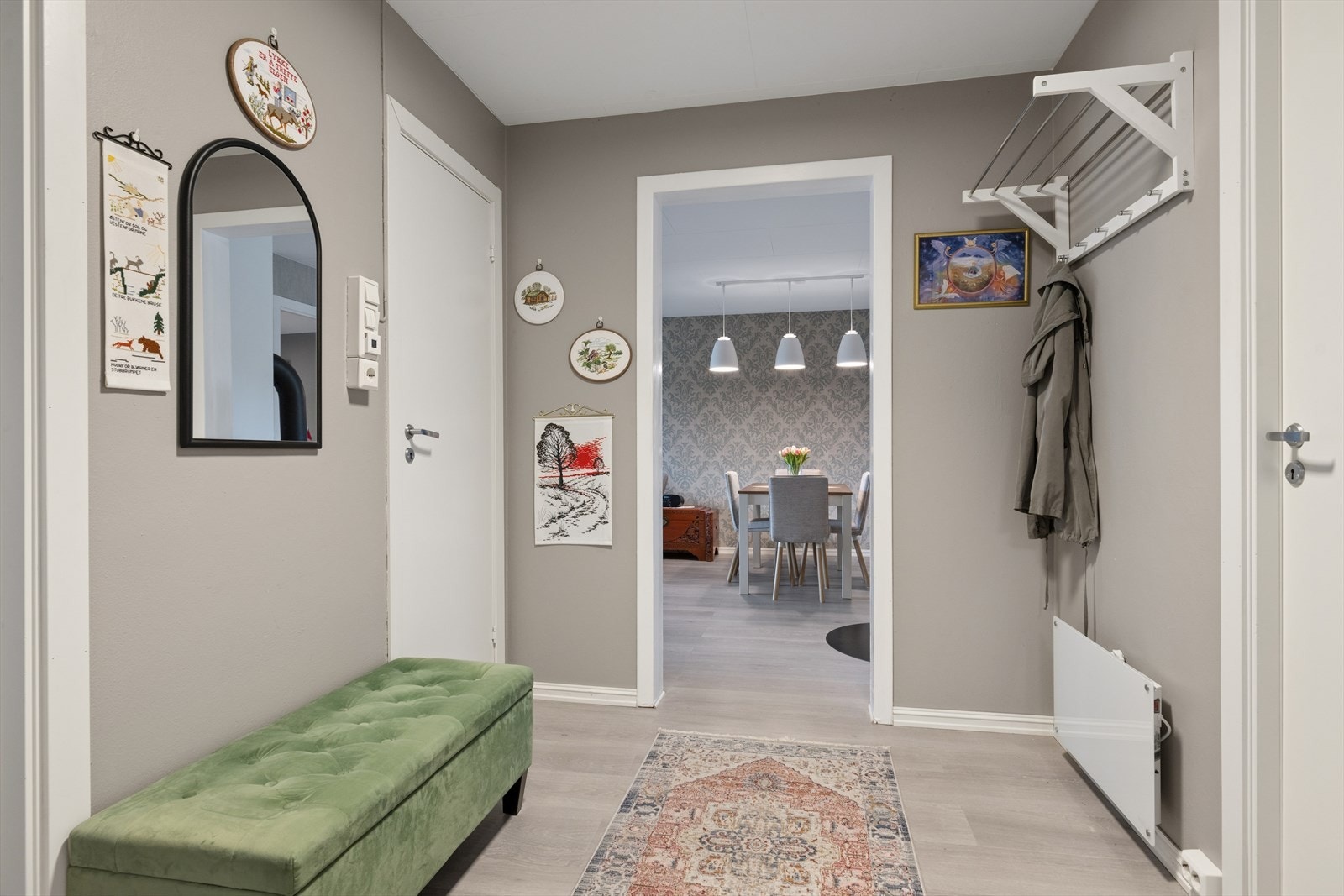 Entréen er i lyse farger - velkommen inn. Galleribilde