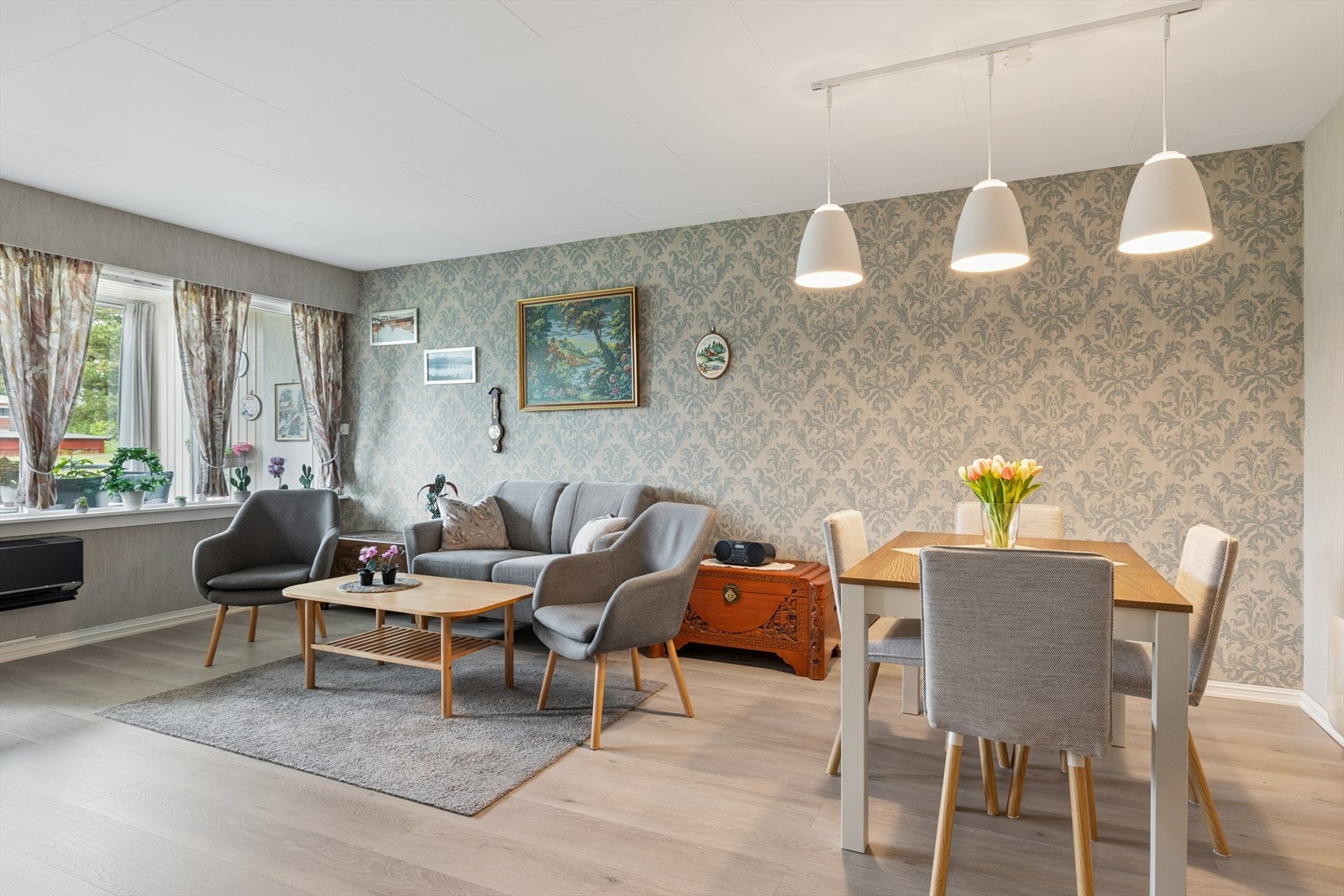 Stue og spisestue ligger i en åpen løsning som gir en god romfølelse og danner en naturlig, sosial sone. Galleribilde