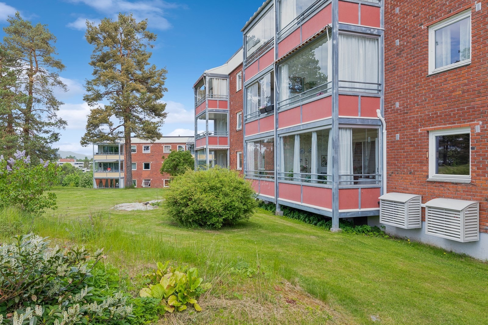 Leiligheten ligger i 1. etasje, og balkongen har et fint utsyn mot grønt hageareal. Galleribilde