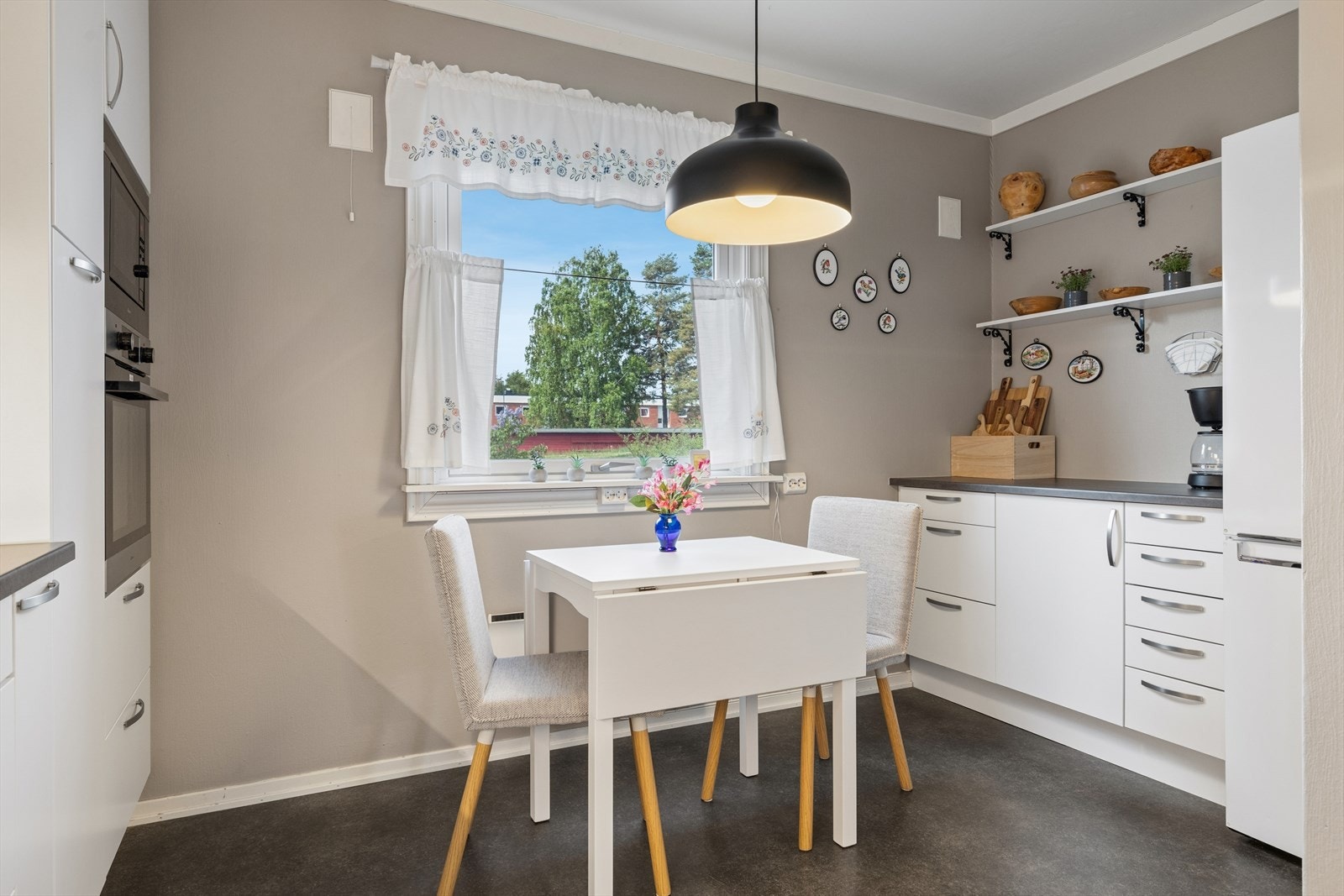Kjøkkenet er lyst og innbydende med plass til en koselig spisegruppe eller tilsvarende møblering. Galleribilde