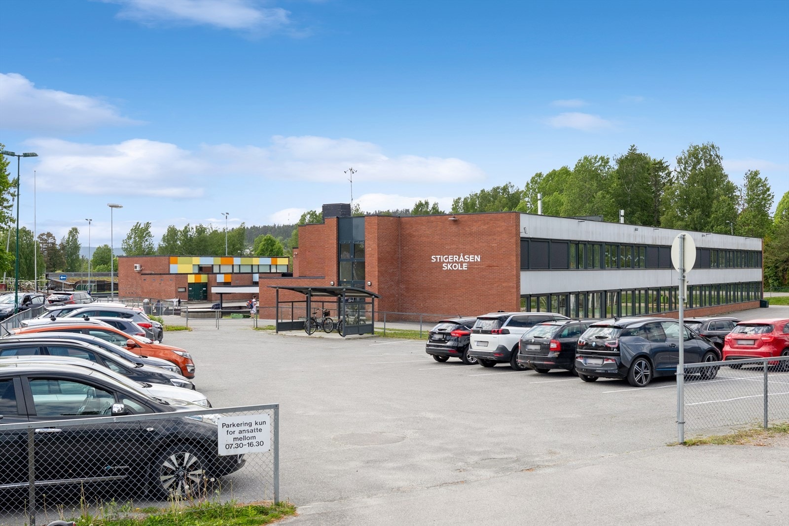 Leiligheten ligger i kort gangavstand til Stigeråsen skole. Galleribilde