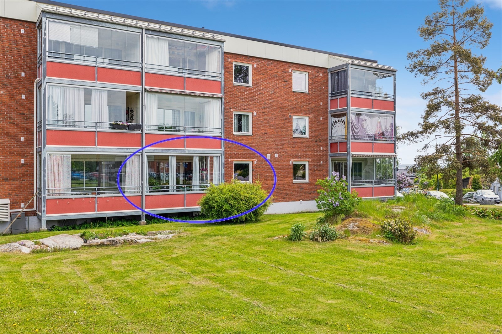 Stigeråsen 47A er en lettstelt og praktisk leilighet i 1. etasje med to soverom og en attraktiv innglasset balkong. Galleribilde