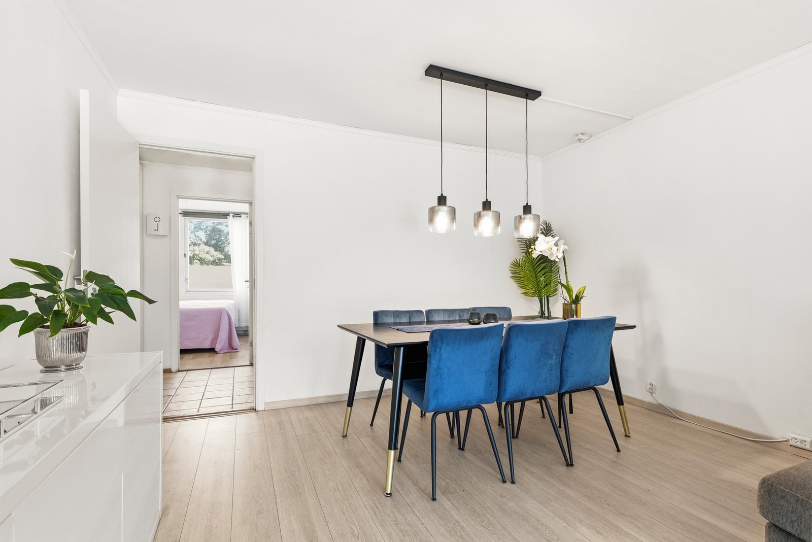 I stuen er det god plass til et koselig spisebord. Galleribilde