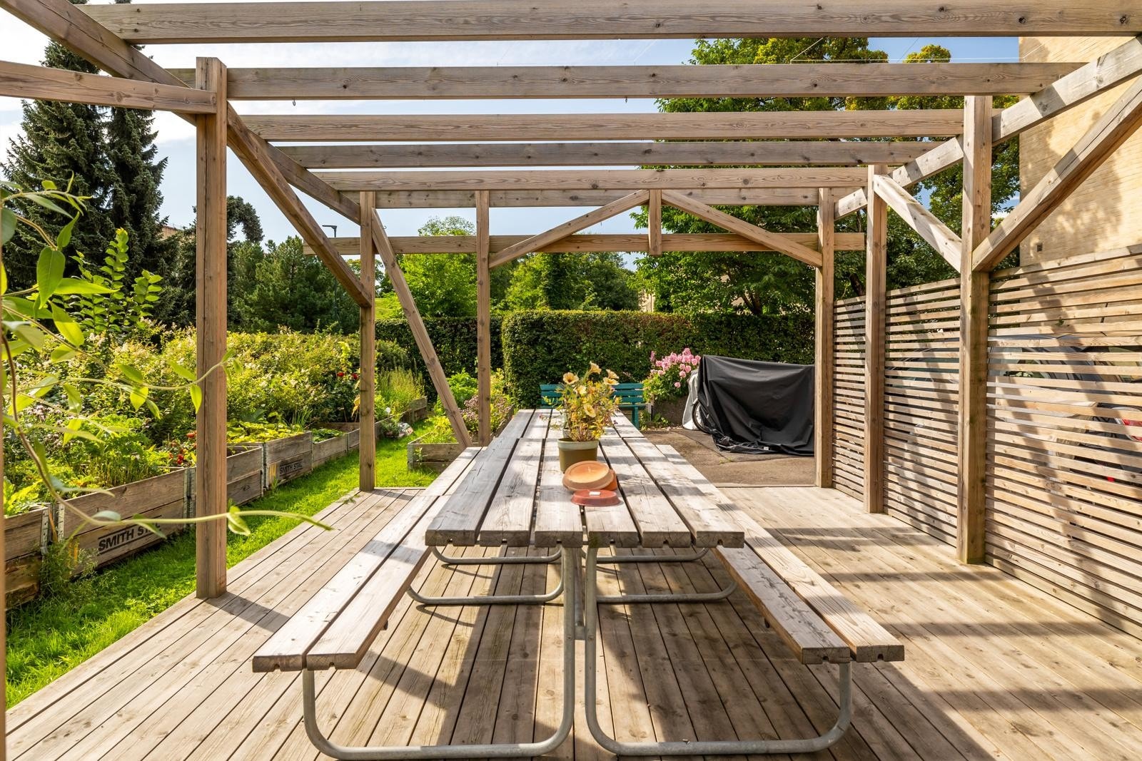 Området er pent opparbeidet med pergola, grøntarealer etc. Galleribilde
