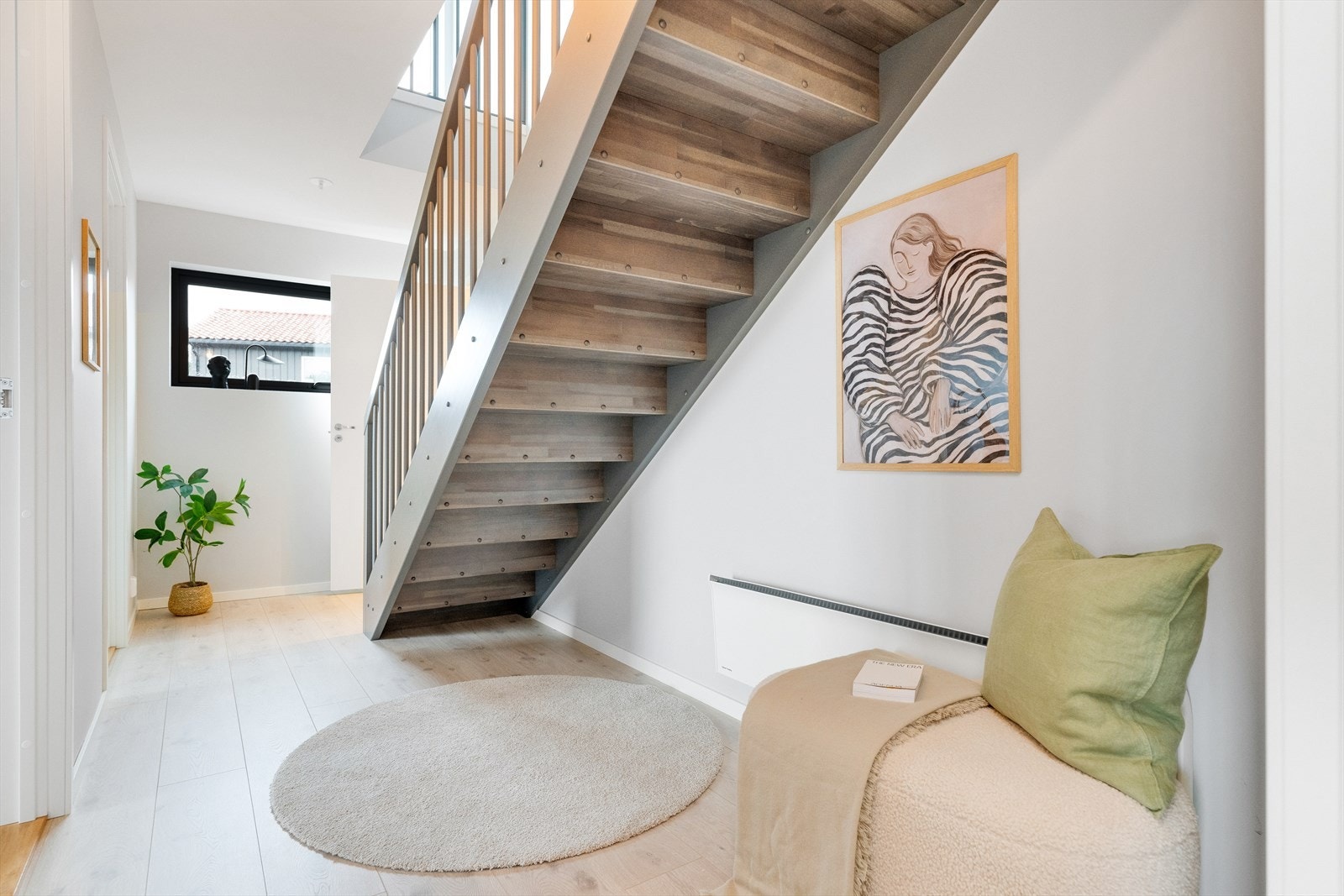 Stor gang i underetasje med 3 fine soverom på rekke og rad, samt inngang til bad og vaskerom. Galleribilde