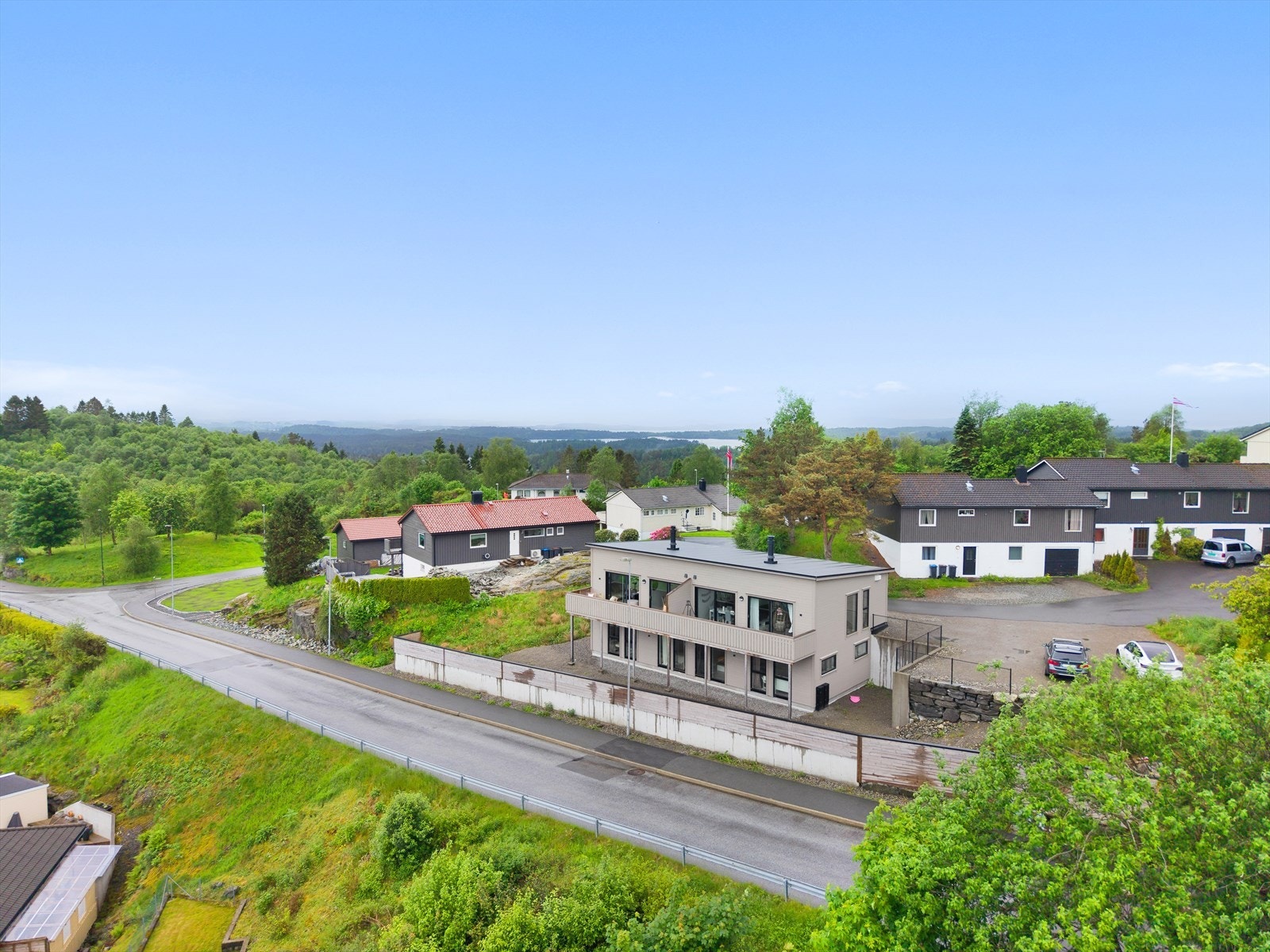 Fra eiendommen er det kun kort gange til butikker på Lindås nærsenter, treningsstudio, skoler for barne og ungdomstrinn, barnehager og fine turløyper. Galleribilde