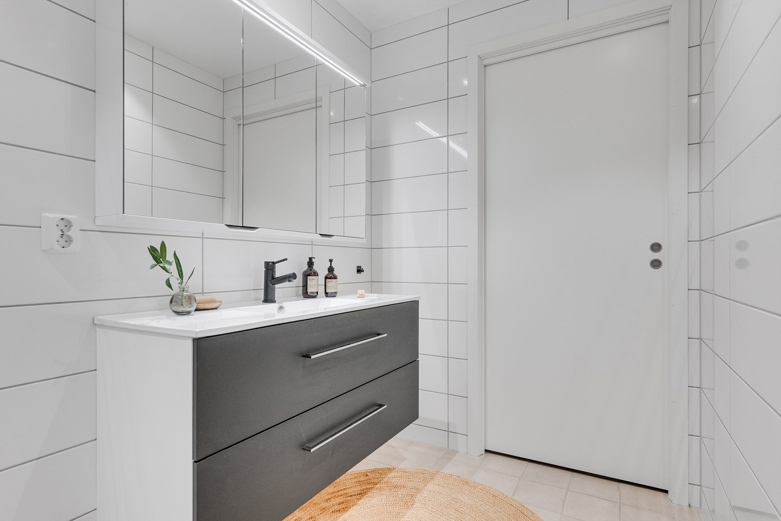 Her har man inngang til separat vaskerom fra badet. Galleribilde