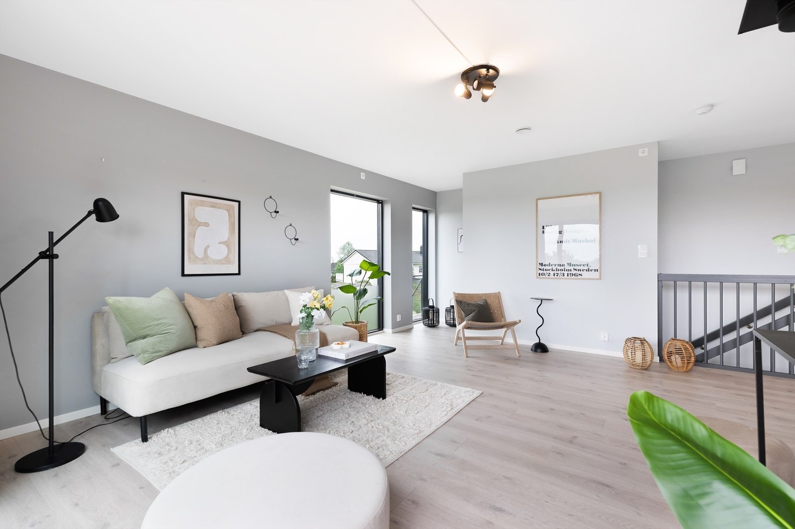 Boligen innehar meget god standard og er moderne i utforming og materialvalg både inne og ute. Boligen er innflyttingsklar og det er mulig med rask overtakelse. Galleribilde