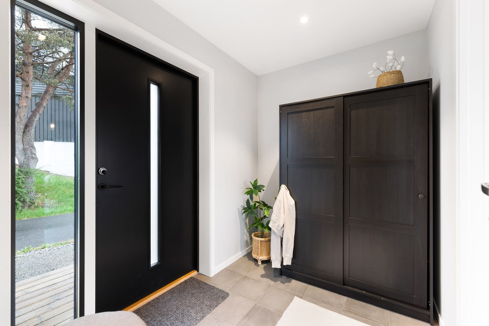 Romslig entré med god plass for alt av yttertøy. Galleribilde