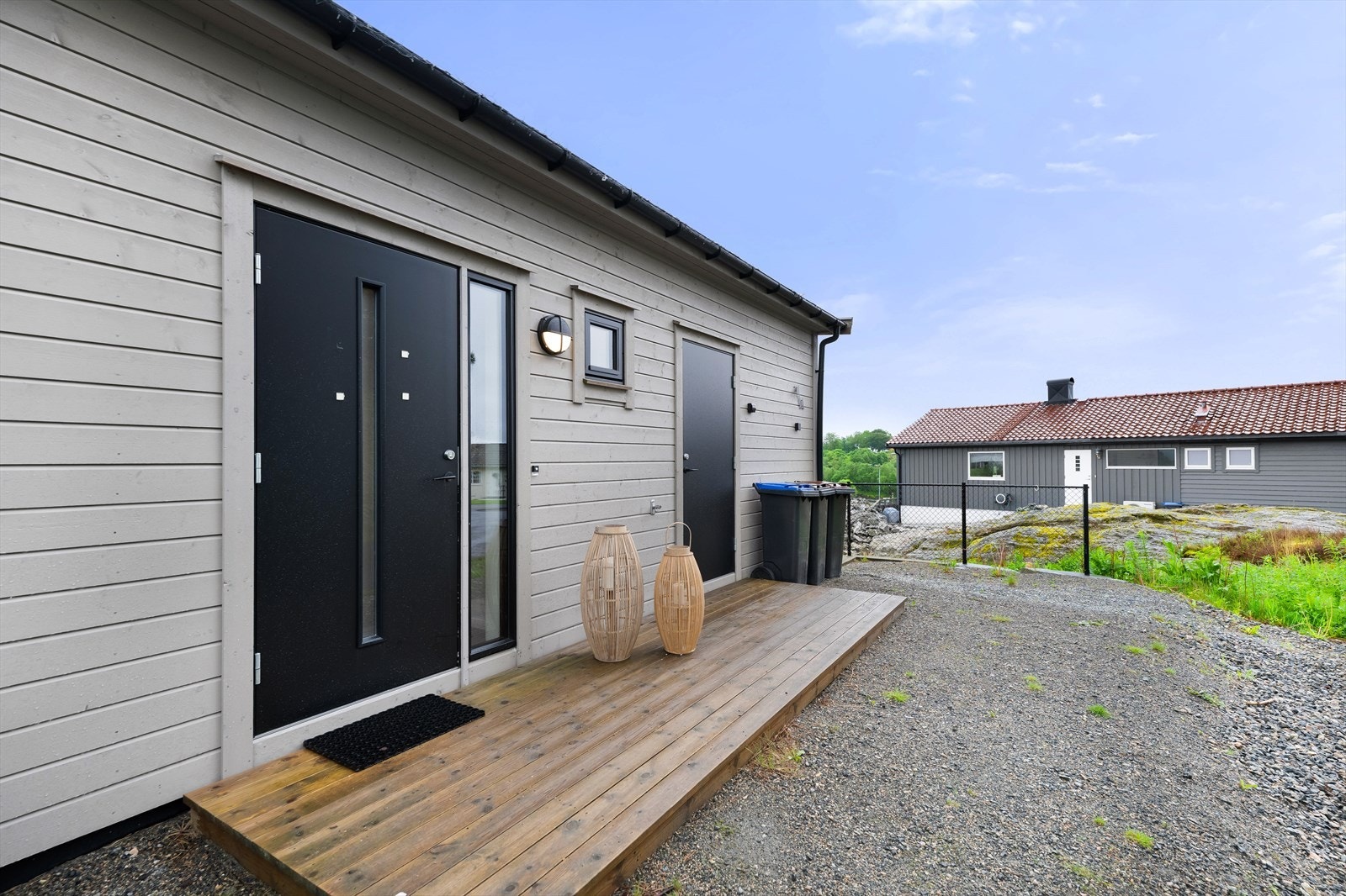 Inngangsparti med tilkomst til bolig og til bod med utvendig adkomst. Galleribilde
