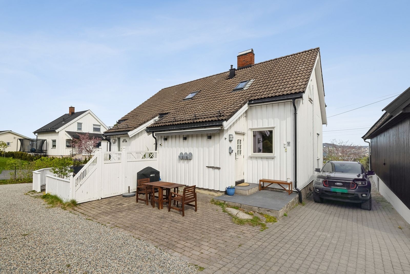 På baksiden er det privat steinbelagt inngangsparti med plass til sittegruppe. Galleribilde